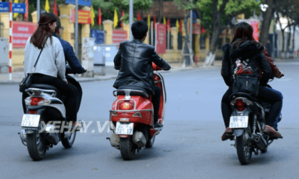 Mức phạt xe máy điều khiển xe chạy dàn hàng ngang 